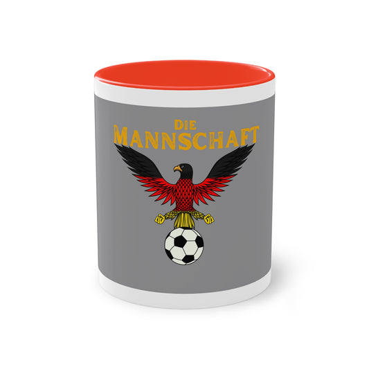 Die Mannschaft - Leistung ohne Ende auf Kaffeetassen, Teetassen bedruckt; weißer Außenbereich mit mehrfarbigem Innenbereich und Henkel, große; 11 Unzen.